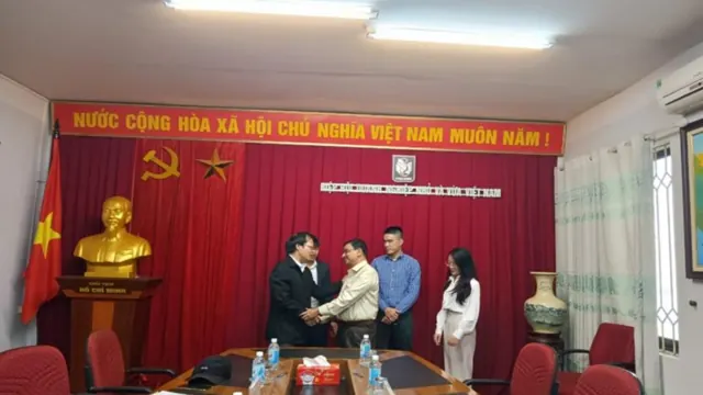 A formal exchange between visiting delegates and host representatives